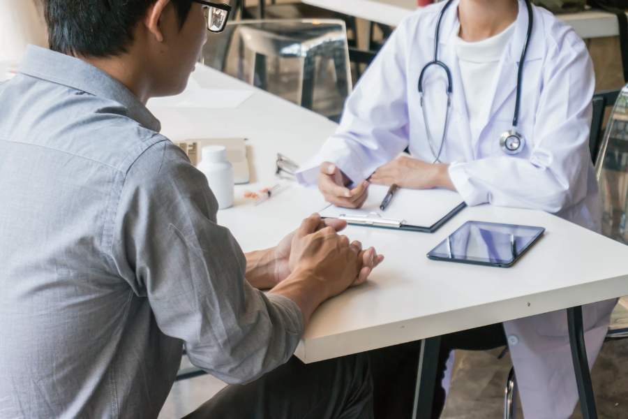 patient consulting doctor